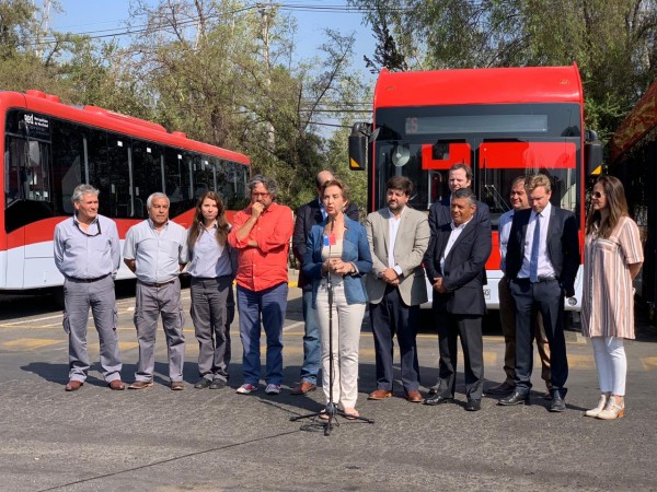Ministra Hutt presentando los nuevos buses Red
